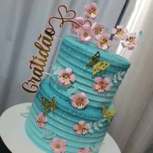 Topper de bolo com a palavra Gratidão em escrita cursiva e camadas com ramos decorativos para festa em arquivo digital de corte.