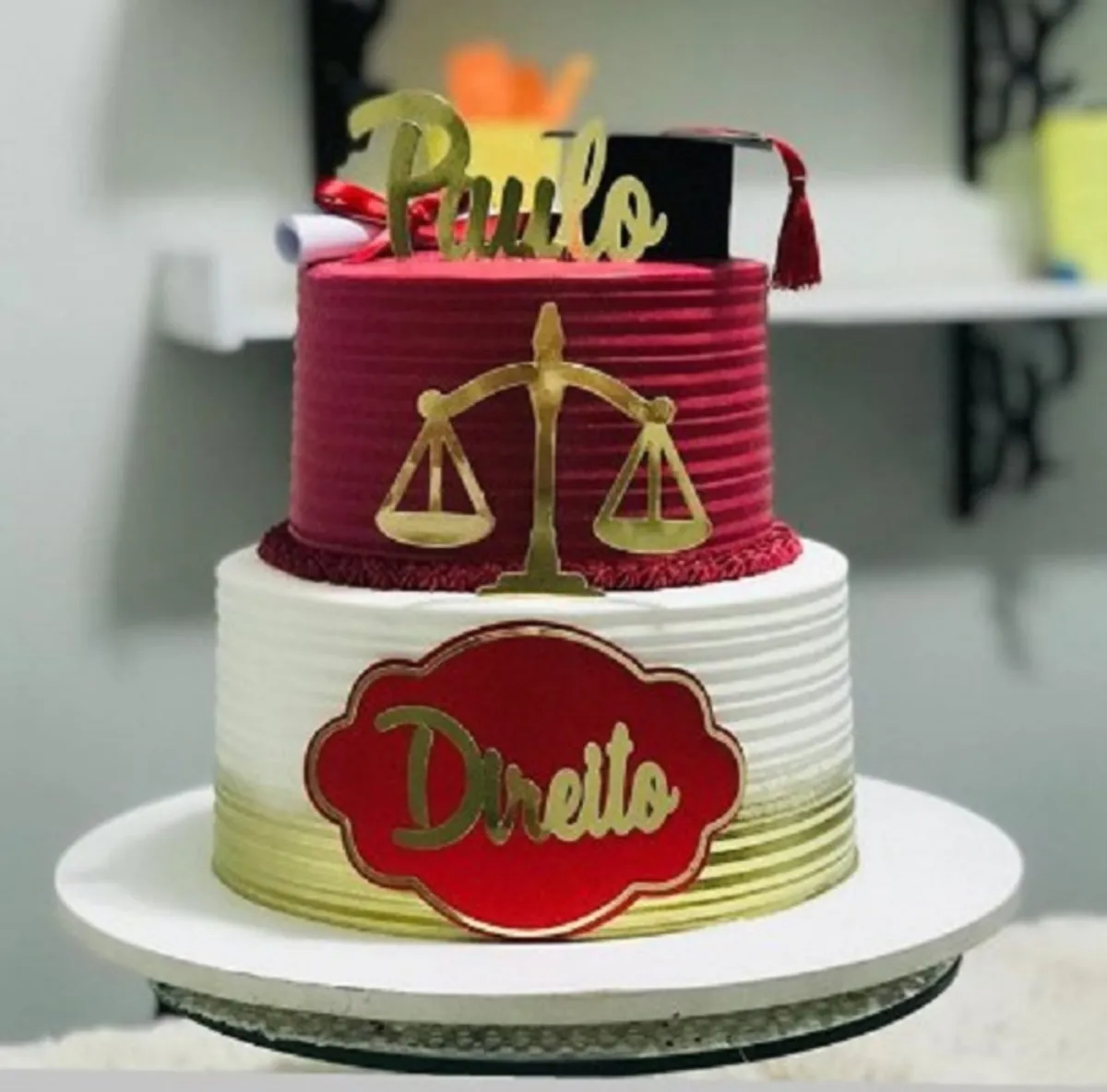 Topper de bolo com a balança da justiça dourada equilibrada, o martelo de juiz de madeira sobre a base, um livro de leis clássico e a deusa da justiça Têmis em camadas tridimensionais para decoração de festa em arquivo digital de corte.