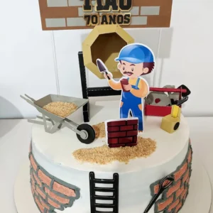 Topo de bolo personalizado tema pedreiro com betoneira e ferramentas de construção para decoração de festas.
