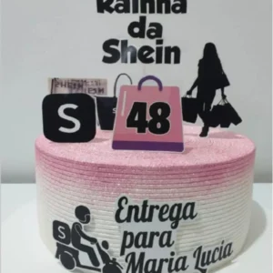 Topper de bolo com a logo característica da Shein, sacolas de compras pretas e brancas, uma coroa dourada de rainha e caixas de encomendas em camadas tridimensionais para decoração de festa em arquivo digital de corte.