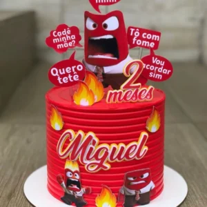 Topper de bolo com o personagem Raiva vermelho e furioso, com chamas de fogo tridimensionais em papel laranja e amarelo saindo do topo da sua cabeça, vestindo sua camisa branca e gravata vermelha em camadas tridimensionais em arquivo digital de corte.