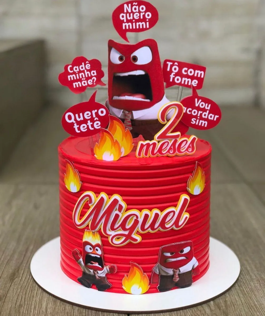 Topper de bolo com o personagem Raiva vermelho e furioso, com chamas de fogo tridimensionais em papel laranja e amarelo saindo do topo da sua cabeça, vestindo sua camisa branca e gravata vermelha em camadas tridimensionais em arquivo digital de corte.