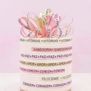 Topper de bolo com a fachada icônica da Igreja do Senhor do Bonfim em camadas brancas vazadas, decorado com uma profusão de fitinhas coloridas tradicionais baianas com mensagens de fé e proteção estendidas em relevo tridimensional em arquivo digital de corte.