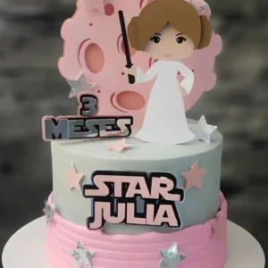 Gabarito digital de topo de bolo com a silhueta e ilustração da Princesa Leia com seu clássico penteado de coques laterais e elementos da galáxia de Star Wars, exibindo as linhas estruturadas de contorno e camadas para recorte na Silhouette.