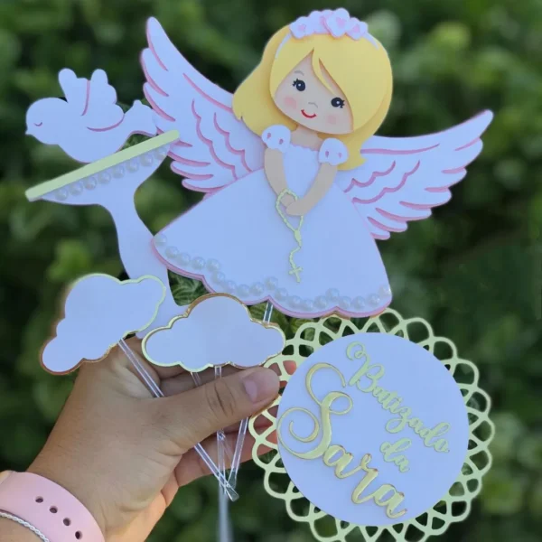 Topo de bolo personalizado para batizado com recorte de anjinha em camadas para decoração delicada.