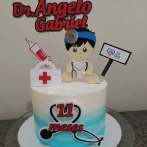 Topper de bolo com um bebê fofo usando um estetoscópio de brinquedo, touca médica com estampa de corações, termômetro infantil colorido e pequenas nuvens ao redor em camadas tridimensionais para decoração de festa em arquivo digital de corte.