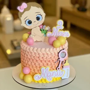 Topo de bolo personalizado com tema de bebê e mamadeira em camadas de papel para decoração de chá de bebê.