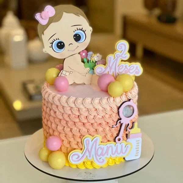 Topo de bolo personalizado com tema de bebê e mamadeira em camadas de papel para decoração de chá de bebê.