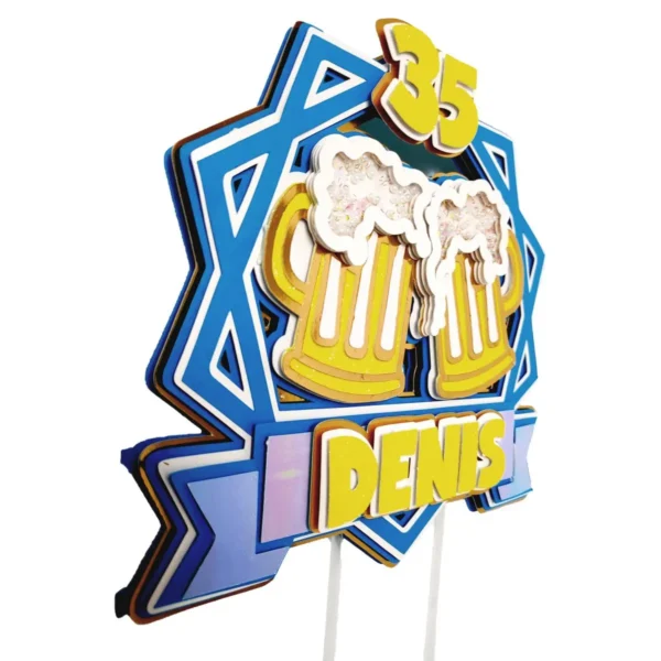 Topo de bolo personalizado no tema boteco com caneca de chope em camadas para decoração de festas adultas.