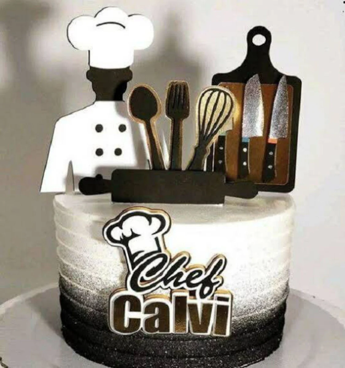 Arquivo de corte digital de topo de bolo no tema chefe de cozinha em formato Studio para Silhouette, mostrando chapéu de mestre cuca (toque blanche), colher de pau, batedeira, dólmã e mini utensílios prontos para recorte em camadas.