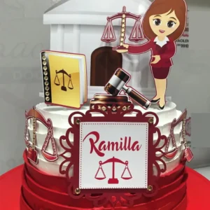 Topper de bolo com a balança da justiça dourada equilibrada, o martelo de juiz de madeira sobre a base, um livro de leis clássico e silhueta elegante feminina com salto alto em camadas tridimensionais para decoração de festa em arquivo digital de corte.