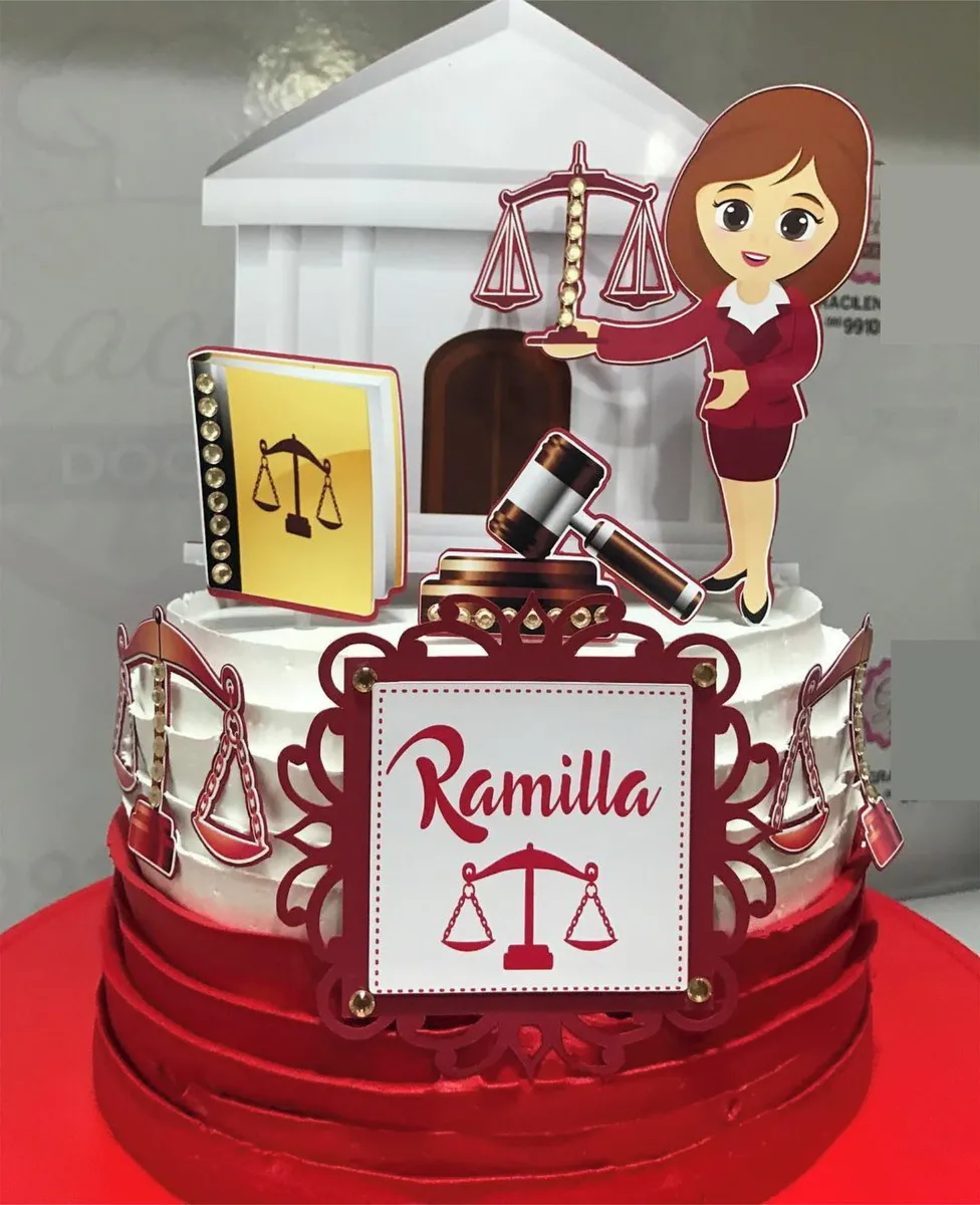 Topper de bolo com a balança da justiça dourada equilibrada, o martelo de juiz de madeira sobre a base, um livro de leis clássico e silhueta elegante feminina com salto alto em camadas tridimensionais para decoração de festa em arquivo digital de corte.