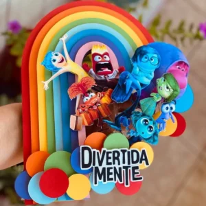 Topper de bolo com os personagens das emoções reunidos ao redor do painel de controle central da mente, exibindo esferas de memórias brilhantes e coloridas flutuando em camadas tridimensionais em arquivo digital de corte.