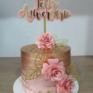 Topo de bolo clássico com a escrita Feliz Aniversário em camadas para decoração de festas e comemorações.