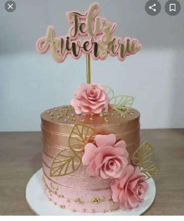 Topo de bolo clássico com a escrita Feliz Aniversário em camadas para decoração de festas e comemorações.