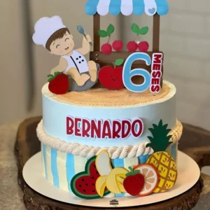 Topper de bolo de mesversário infantil exibindo fatias de melancia, bananas e morangos com rostinhos fofos e um grande número um centralizado, dispostos em camadas tridimensionais em arquivo digital de corte.