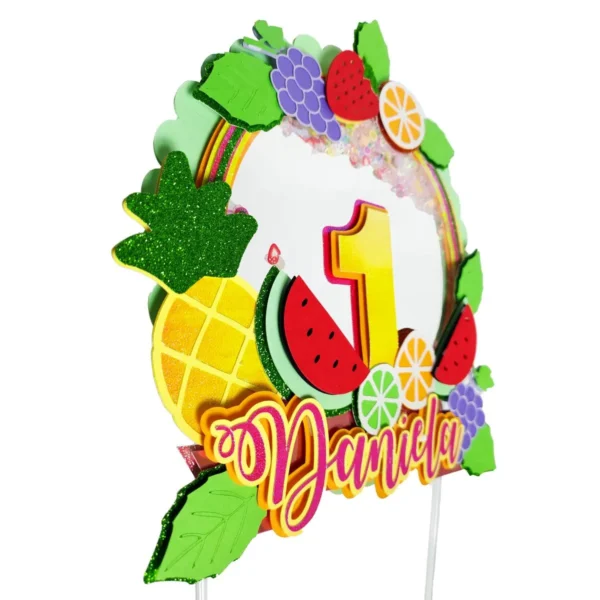 Vetor digital de topo de bolo infantil com ilustrações fofas de frutas sorridentes como melancia, morango, uva e abacaxi em estilo kawaii, destacando as linhas de contorno perfeitas para corte em camadas.