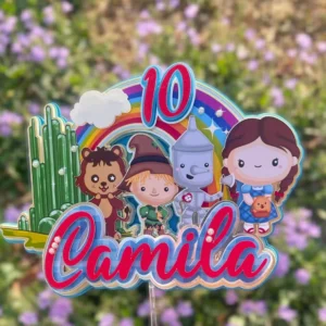 Arquivo de corte digital de topo de bolo do tema Mágico de Oz em formato Studio para Silhouette, mostrando a estrada de tijolos amarelos, a silhueta da Dorothy, o Espantalho, o Homem de Lata, o Leão Covarde e o Castelo de Esmeralda em camadas prontas para recorte.