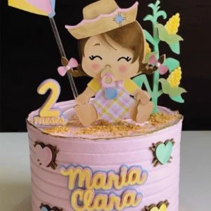 Topper de bolo com uma menina caipira de tranças e chapéu de palha, fogueira junina, bandeirinhas coloridas e espantalho fofo em camadas tridimensionais para decoração de festa em arquivo digital de corte.
