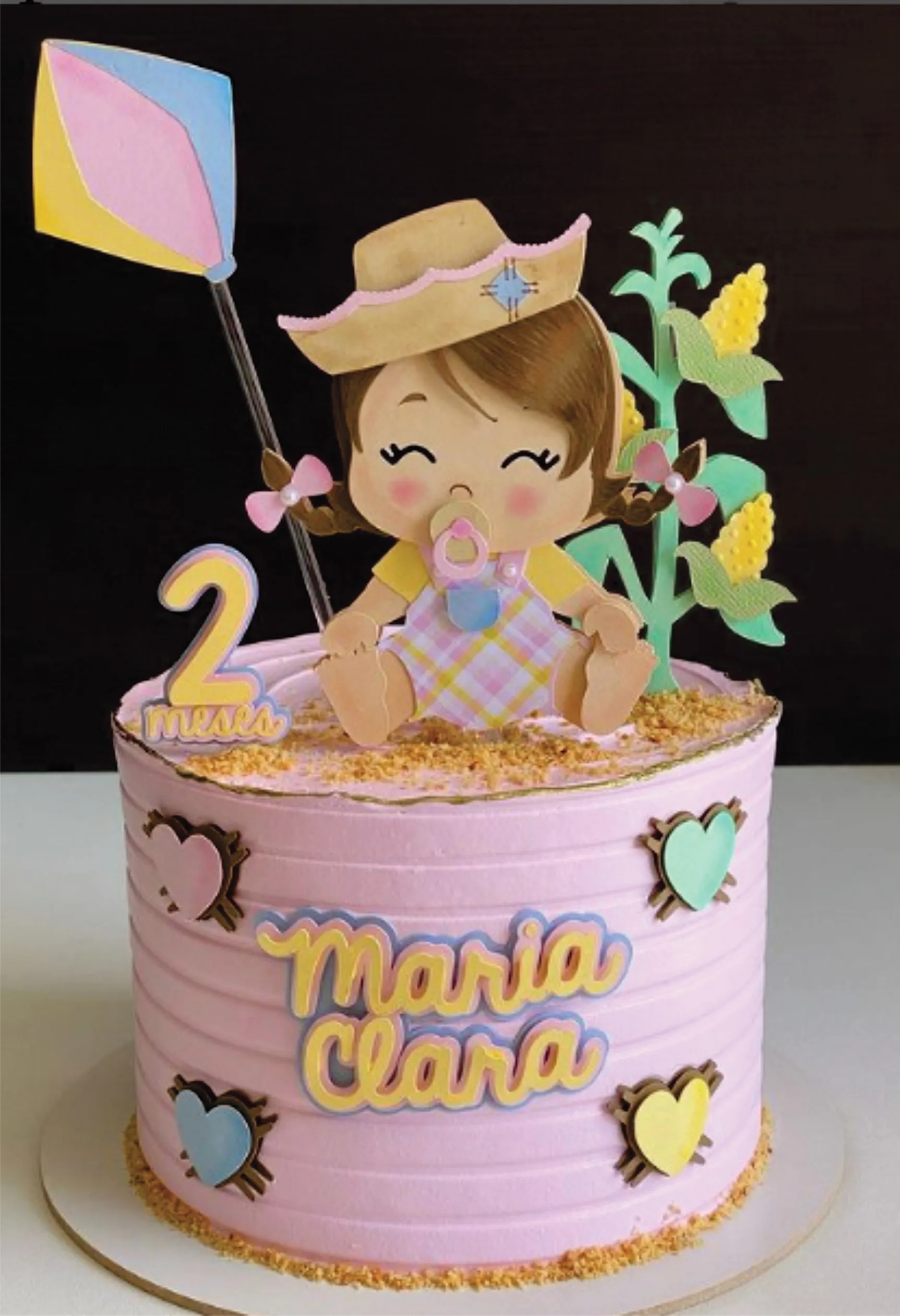 Topper de bolo com uma menina caipira de tranças e chapéu de palha, fogueira junina, bandeirinhas coloridas e espantalho fofo em camadas tridimensionais para decoração de festa em arquivo digital de corte.