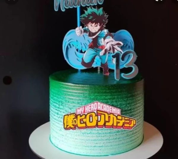 Gabarito digital de topo de bolo inspirado no universo de My Hero Academia, com ilustrações dinâmicas dos heróis Deku e Bakugo em poses de batalha, cercados por raios de energia em vetor e o logotipo da famosa escola de super-heróis, ressaltando os contornos e camadas de corte.