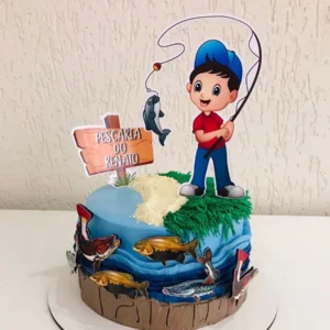 Topper de bolo com um pescador em um barco de madeira, um peixe grande saltando da água fisgado pelo anzol, vegetação de rio e varas de pesca em camadas tridimensionais para decoração de festa em arquivo digital de corte.