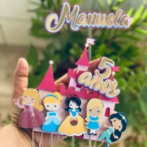 Silhuetas detalhadas de princesas como Ariel, Cinderela e Bela posicionadas sob a fachada de um palácio encantado, com marcações de vinco nítidas e estrelas flutuantes prontas para recorte em camadas.