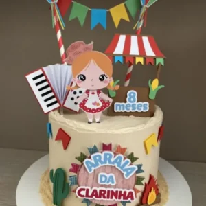 Topper de bolo infantil com uma menina caipira sorridente de vestido de chita colorido e trancinhas, fogueira acesa realista, bandeirinhas juninas penduradas e balão de festa junina em camadas tridimensionais em arquivo digital de corte.