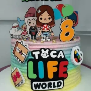 Topper de bolo com os personagens expressivos do jogo Toca Life World reunidos em frente ao prédio moderno da cidade, cercados por corações coloridos, estrelas amarelas e ícones de diálogo divertidos em camadas tridimensionais em arquivo digital de corte.