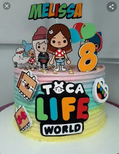 Topper de bolo com os personagens expressivos do jogo Toca Life World reunidos em frente ao prédio moderno da cidade, cercados por corações coloridos, estrelas amarelas e ícones de diálogo divertidos em camadas tridimensionais em arquivo digital de corte.