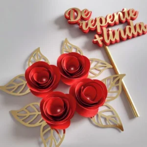 Topper de bolo elegante com a frase de repente mais linda escrita em letras cursivas e sofisticadas na cor dourado lamicote, cercada por flores de papel abertas em tons de rosa e ramos de folhas brilhantes dispostos em camadas tridimensionais em arquivo digital de corte.