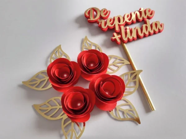 Topper de bolo elegante com a frase de repente mais linda escrita em letras cursivas e sofisticadas na cor dourado lamicote, cercada por flores de papel abertas em tons de rosa e ramos de folhas brilhantes dispostos em camadas tridimensionais em arquivo digital de corte.