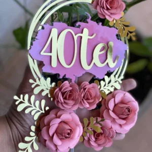 Topper de bolo festivo e bem-humorado com a palavra "40tei" escrita em letras cursivas e modernas na cor dourada espelhada, decorada com estrelas brilhantes e taças de brinde cruzadas nas laterais em camadas tridimensionais em arquivo digital de corte.