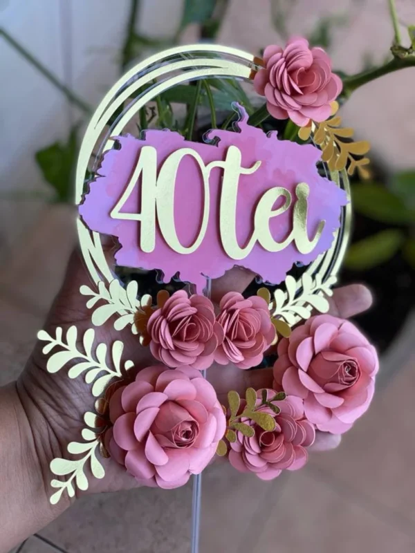 Topper de bolo festivo e bem-humorado com a palavra "40tei" escrita em letras cursivas e modernas na cor dourada espelhada, decorada com estrelas brilhantes e taças de brinde cruzadas nas laterais em camadas tridimensionais em arquivo digital de corte.