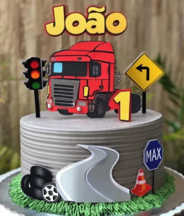 Topper de bolo masculino exibindo um imponente caminhão Scania frontal na cor vermelha brilhante, com detalhes realistas na grade cromada e faróis, cercado por placas de sinalização de rodovia e pneus pretos estruturados em camadas tridimensionais em arquivo digital de corte.