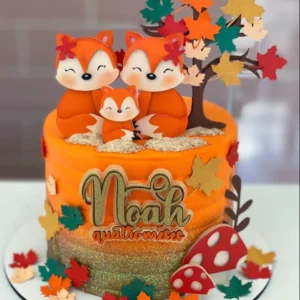 Topper de bolo romântico com um casal de raposinhas fofas em tons de laranja e branco, sentadas de mãos dadas sob um arco de flores silvestres e folhas de outono com corações flutuantes, dispostos em camadas tridimensionais em arquivo digital de corte.