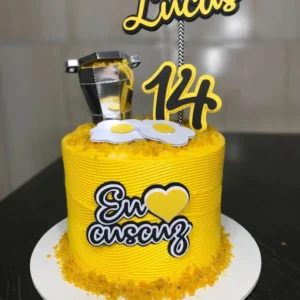 Topper de bolo com uma cuscuzeira de alumínio tradicional soltando fumaça com um cuscuz nordestino amarelo quentinho dentro, acompanhado por uma xícara de café fumegante e uma colher de manteiga derretendo em camadas tridimensionais em arquivo digital de corte.