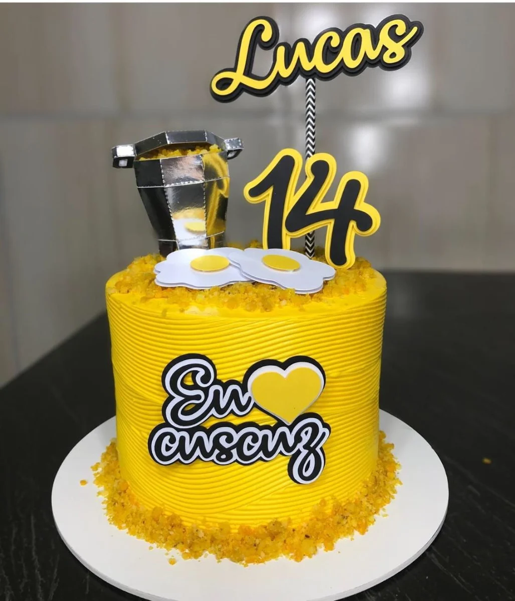 Topper de bolo com uma cuscuzeira de alumínio tradicional soltando fumaça com um cuscuz nordestino amarelo quentinho dentro, acompanhado por uma xícara de café fumegante e uma colher de manteiga derretendo em camadas tridimensionais em arquivo digital de corte.
