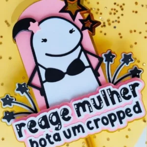 Topper de bolo divertido com o meme Flork de braços abertos parecendo dar uma bronca engraçada, acompanhado da frase reage mulher bota um cropped em letras grandes, dispostos em camadas tridimensionais em arquivo digital de corte.