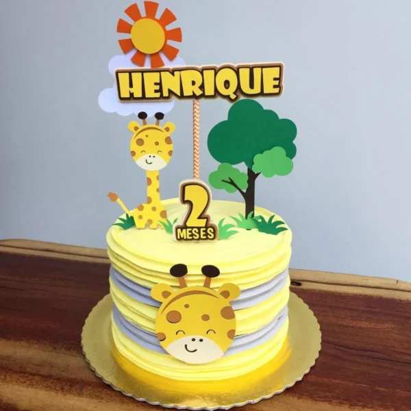 Topper de bolo infantil com uma girafa filhote de pescoço longo na cor amarelo claro com manchas marrons delicadas, cercada por folhas tropicais verdes e pequenas flores em camadas tridimensionais em arquivo digital de corte. Topper de bolo infantil com uma girafa filhote de pescoço longo na cor amarelo claro com manchas marrons delicadas, cercada por folhas tropicais verdes e pequenas flores em camadas tridimensionais em arquivo digital de corte.