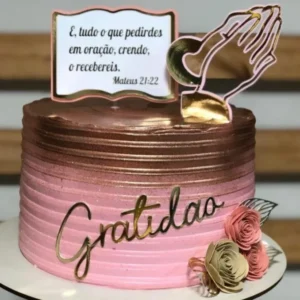 Topper de bolo com a palavra Gratidão em camadas tridimensionais com ramos delicados para decoração de festa em arquivo digital de corte.