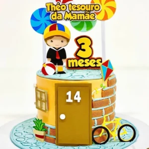 Topper de bolo com o personagem Kiko do Chaves usando seu clássico terno de marinheiro preto com gravata borboleta vermelha e seu boné colorido de gomos com bochechas infladas em camadas tridimensionais em arquivo digital de corte.