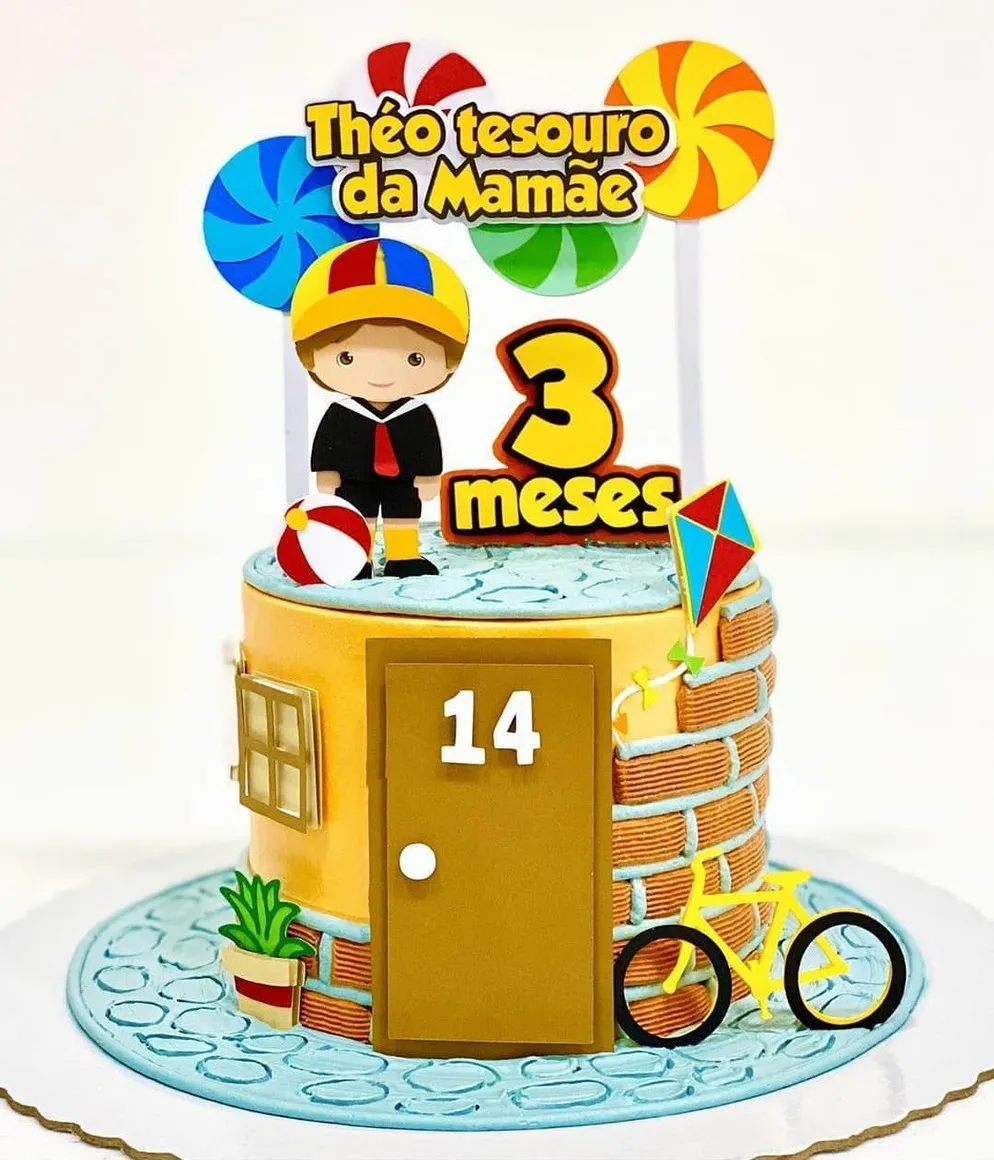 Topper de bolo com o personagem Kiko do Chaves usando seu clássico terno de marinheiro preto com gravata borboleta vermelha e seu boné colorido de gomos com bochechas infladas em camadas tridimensionais em arquivo digital de corte.