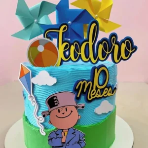 Topper de bolo infantil divertido com o personagem Menino Maluquinho sorrindo com sua clássica panela na cabeça e braços abertos, cercado por balões coloridos e notas de rodapé de quadrinhos em camadas tridimensionais em arquivo digital de corte.