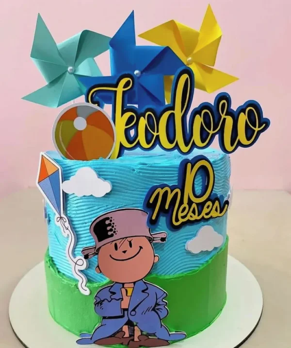 Topper de bolo infantil divertido com o personagem Menino Maluquinho sorrindo com sua clássica panela na cabeça e braços abertos, cercado por balões coloridos e notas de rodapé de quadrinhos em camadas tridimensionais em arquivo digital de corte.