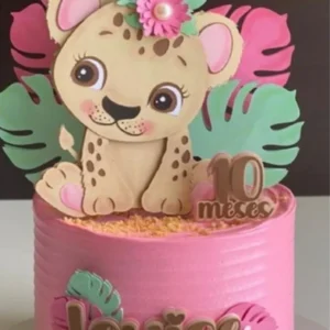 Topper de bolo com uma estampa clássica de oncinha em tons de dourado, marrom e preto, laço de cetim rosa pink volumoso e silhueta feminina elegante em camadas tridimensionais para decoração de festa em arquivo digital de corte.