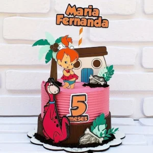 Topper de bolo com a personagem Pedrita Baby usando seu vestido de estampa de oncinha e um osso no cabelo preso, cercada por elementos da Idade da Pedra em camadas tridimensionais para decoração de festa em arquivo digital de corte.