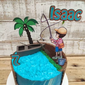Topper de bolo com um pescador em um barco de madeira, um peixe grande saltando da água fisgado pelo anzol, vegetação de rio e varas de pesca em camadas tridimensionais para decoração de festa em arquivo digital de corte.
