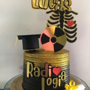 Topper de bolo com o símbolo internacional da radiologia em roxo e preto, uma película de raio-X iluminada exibindo a estrutura de um esqueleto humano, um avental de chumbo e um visor com ondas de tomografia em camadas tridimensionais em arquivo digital de corte.