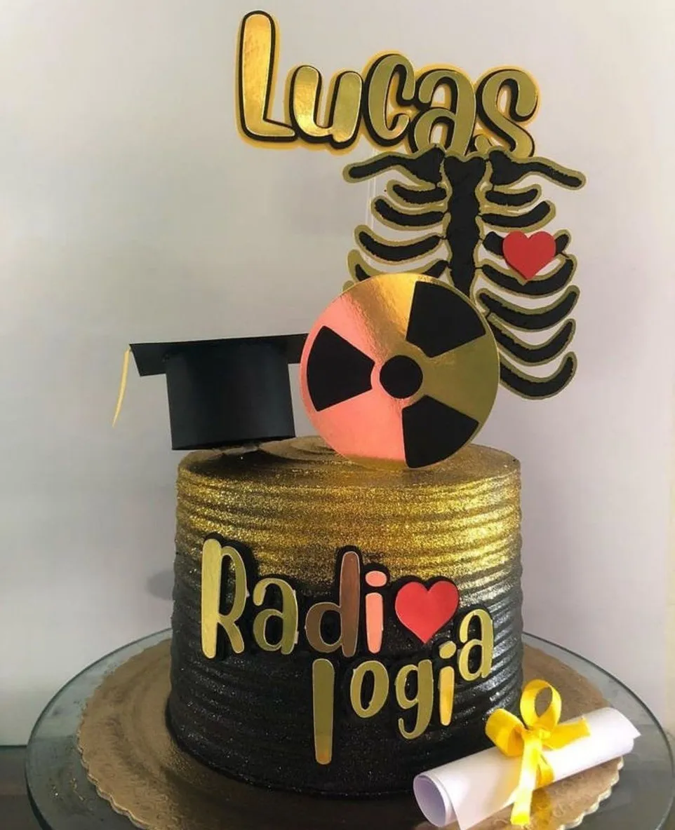 Topper de bolo com o símbolo internacional da radiologia em roxo e preto, uma película de raio-X iluminada exibindo a estrutura de um esqueleto humano, um avental de chumbo e um visor com ondas de tomografia em camadas tridimensionais em arquivo digital de corte.